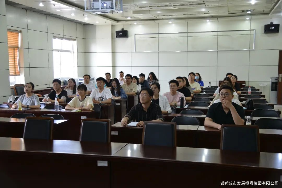 城發(fā)集團召開(kāi)新職工日常辦公培訓會(huì )