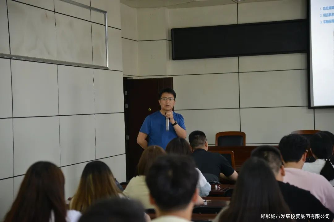 城發(fā)集團召開(kāi)新職工日常辦公培訓會(huì )