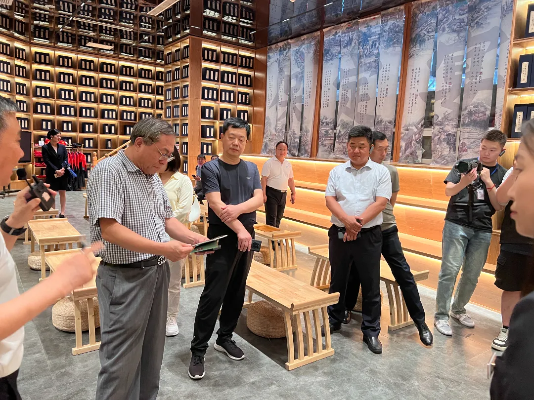 城發(fā)集團及河北省餐飲行業(yè)協(xié)會(huì )領(lǐng)導赴唐山市、保定市考察調研